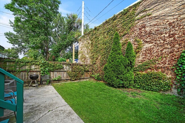 Building Photo - 552 W Cullerton St