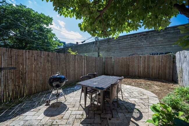 Building Photo - 206 S 43rd St