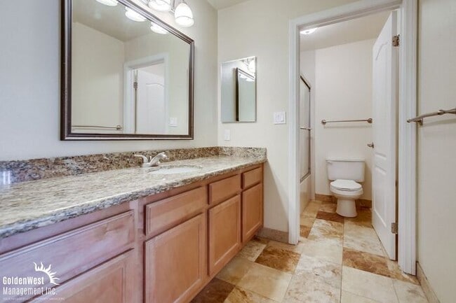 Building Photo - Charming 1Bdm 1Ba Coastal Condo in Pacific Beach!