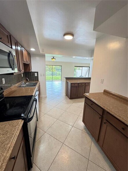 Building Photo - 3167 Coral Springs Dr