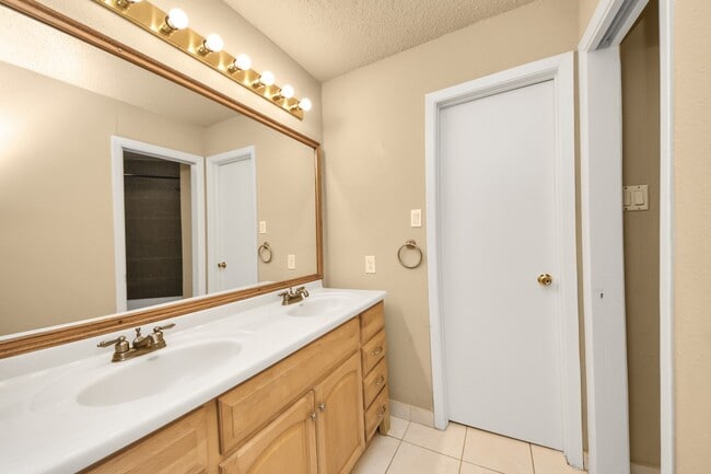 Building Photo - 10711 Forest Leaf Dr