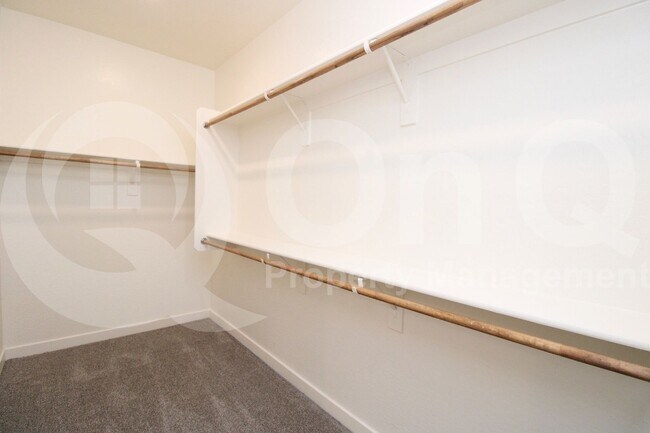 Building Photo - 683 N Bay Dr