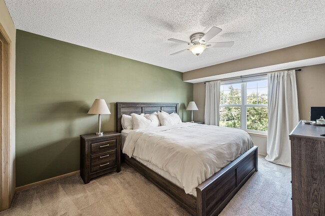 Building Photo - Spacious 3-Bedroom Townhome in Prime Savage/Prior Lake Location
