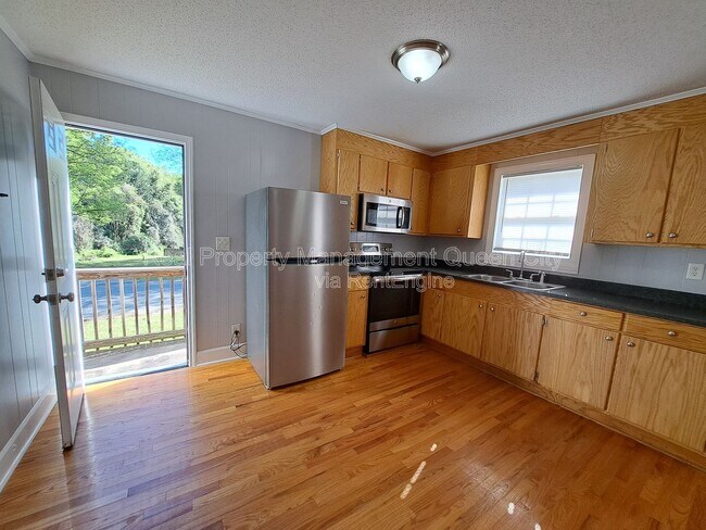 Building Photo - 112 Miller St