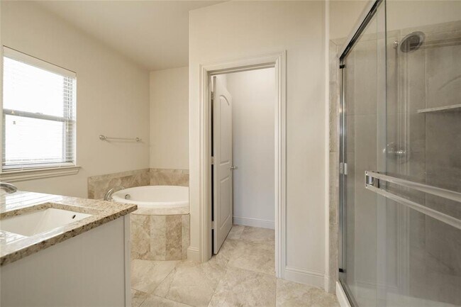 Building Photo - 2745 Troutt Dr