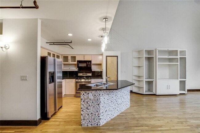 Building Photo - 411 Brazos St