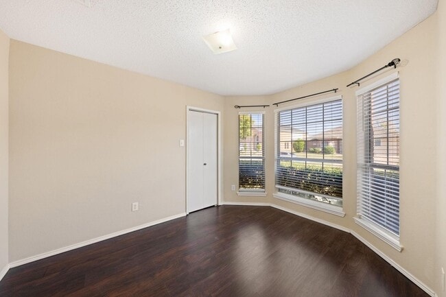 Building Photo - 6718 Meadowcrest Dr