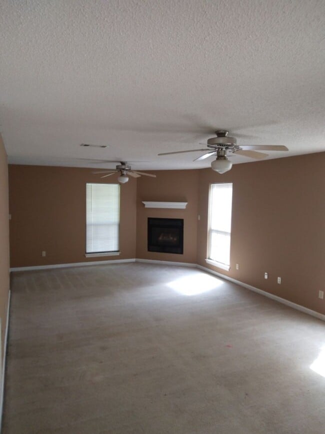 Building Photo - Bell River