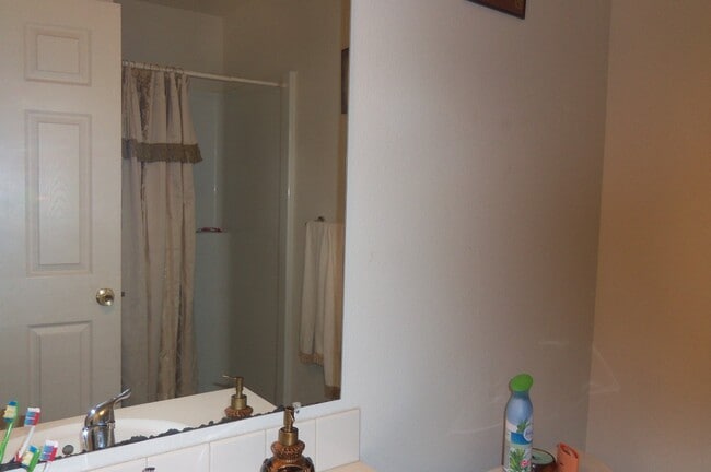 Building Photo - 196 - 3427/3429 SE 3rd