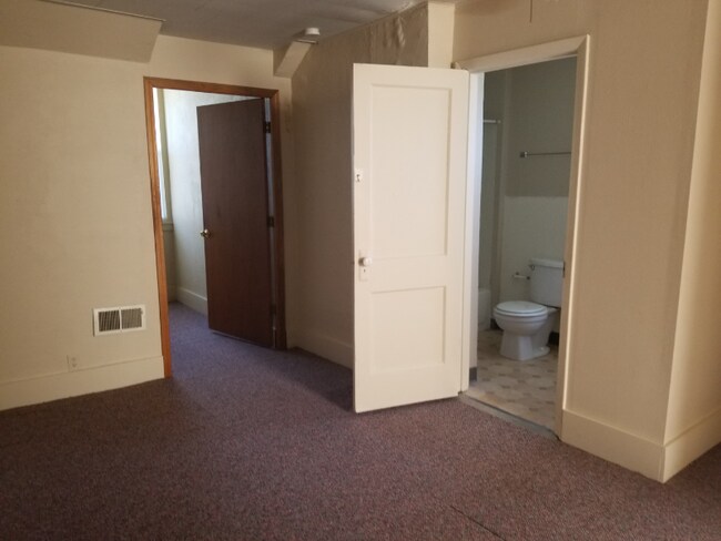 Building Photo - 418 N Center St