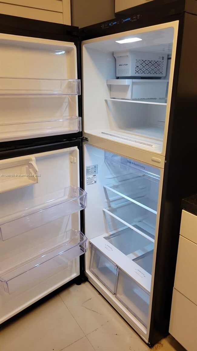 Building Photo - 570 S Park Rd