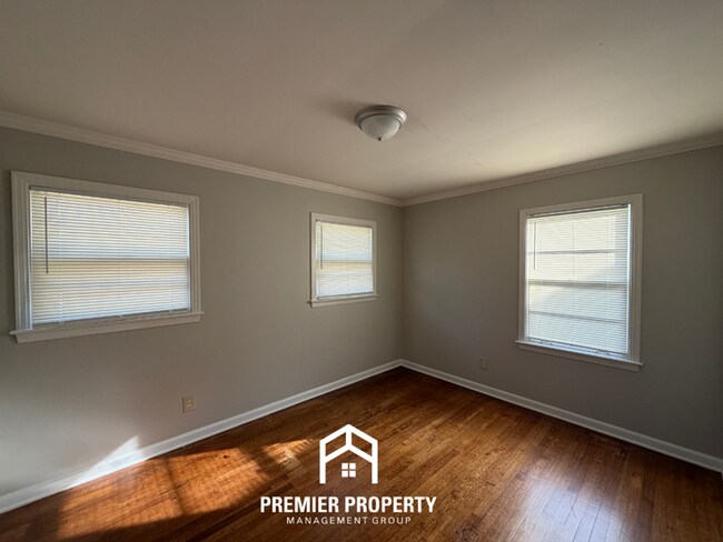 Building Photo - Charming 4BR Home in East Memphis w/ Hardwood Floors & Fenced Backyard