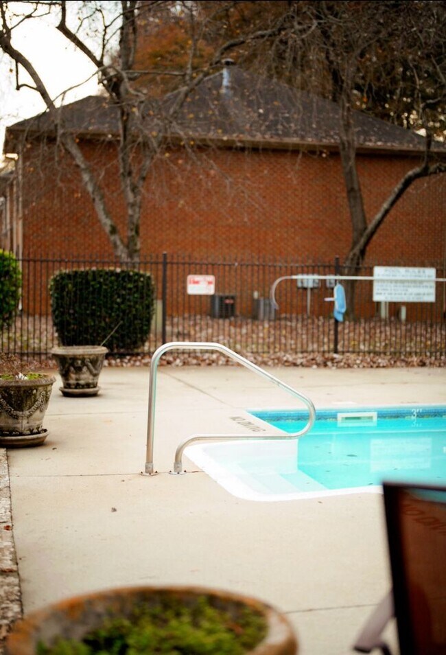 Building Photo - For Lease: Charming 2 Bedroom, 1 Bath Condo in Winfield Chase