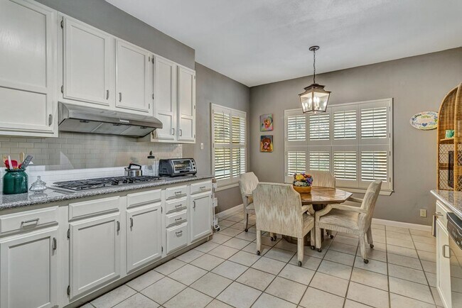 Building Photo - LUXURY 3-BEDROOM TOWNHOME IN ALAMO HEIGHTS
