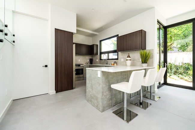 Building Photo - 370 N San Vicente Blvd