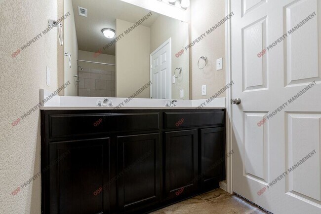 Building Photo - 2425 Bellmont