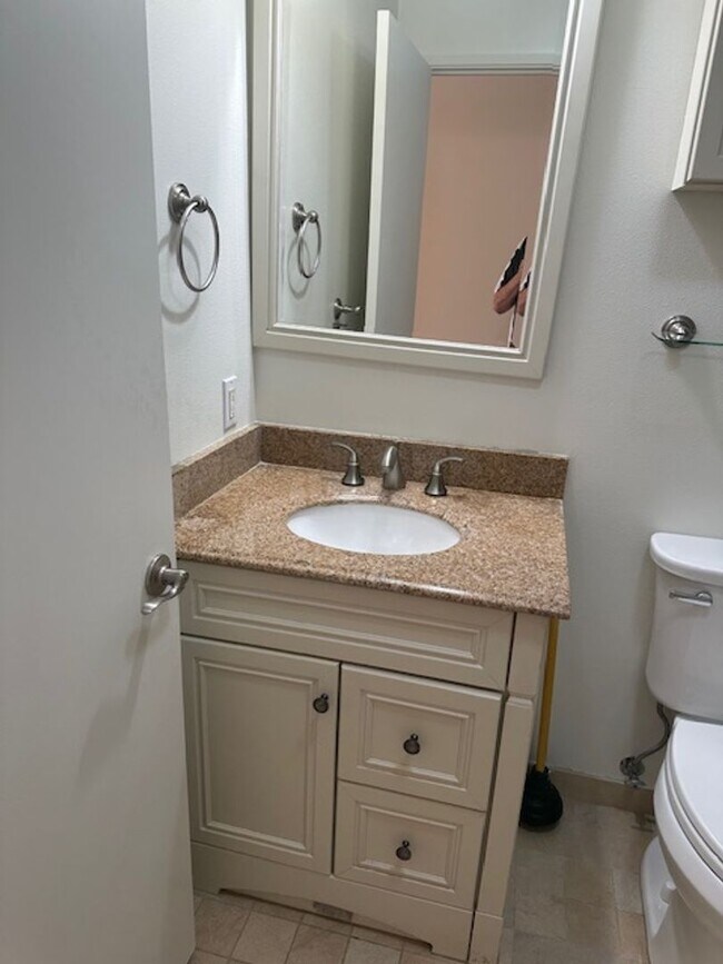 Building Photo - 1 Bedroom in Goleta