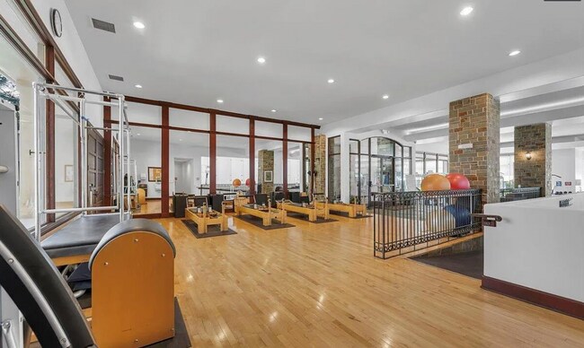 Building Photo - Beautiful 2-bedroom, 2 bath Condo in Gated...