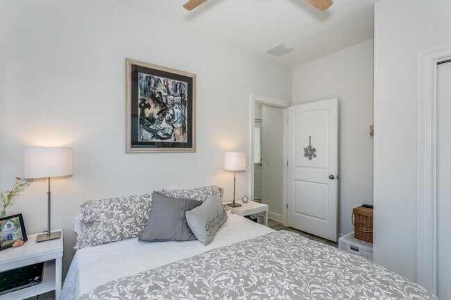 Guest room - 714 W Main St