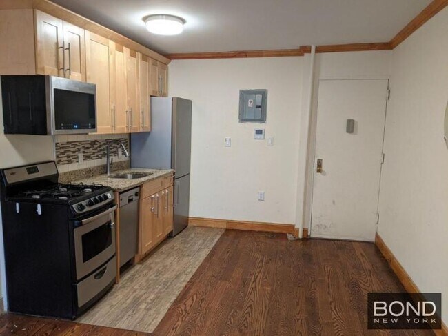 Building Photo - 3 bedroom in GREAT NECK NY 11023