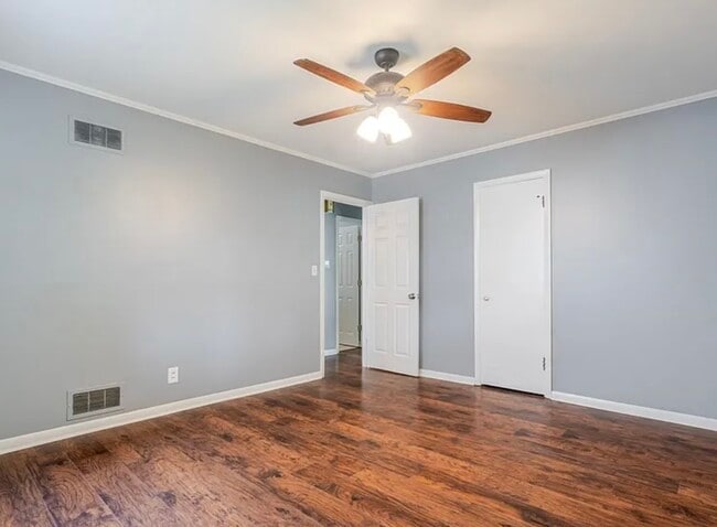 Building Photo - 307 Meadows Ave