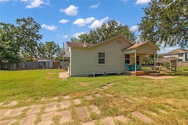 Building Photo - 807 1/2 Fisher Street Unit