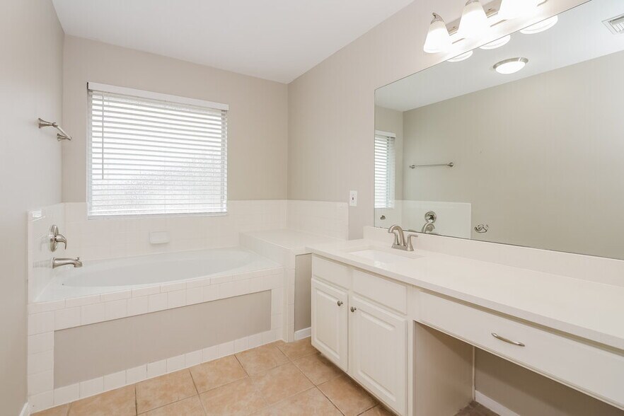 Building Photo - 6207 Winter Oak St