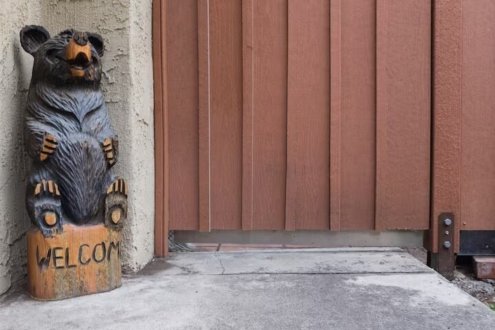 Exterior Entryway - 11260 Overland Ave