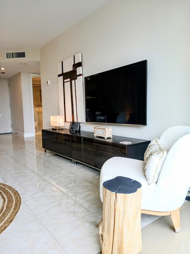 Building Photo - 1830 Embassy Dr