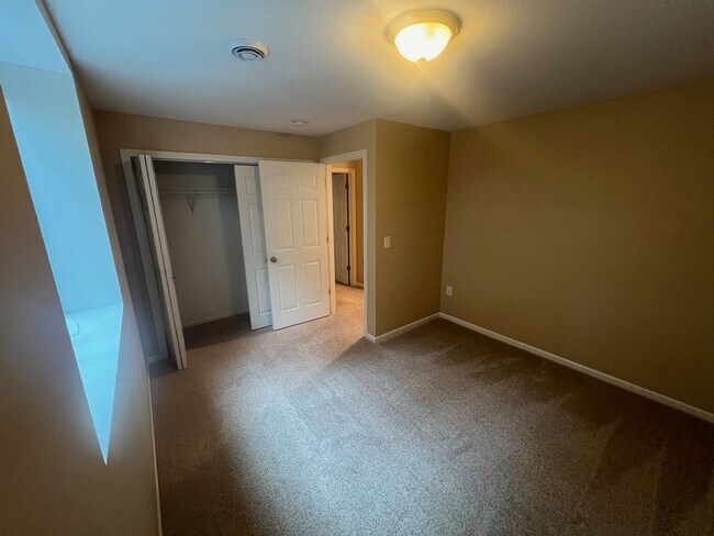 Building Photo - 3 Bedroom Duplex