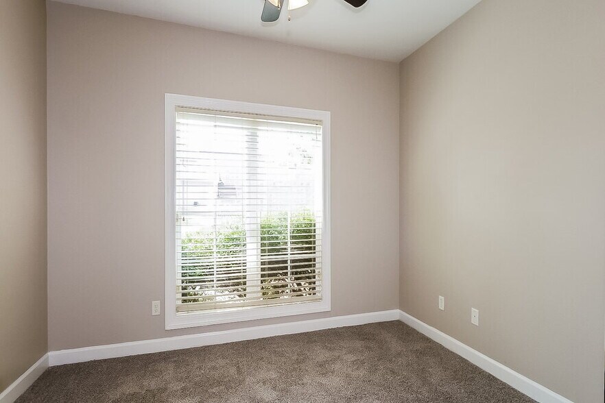 Building Photo - 4378 Bloombury St