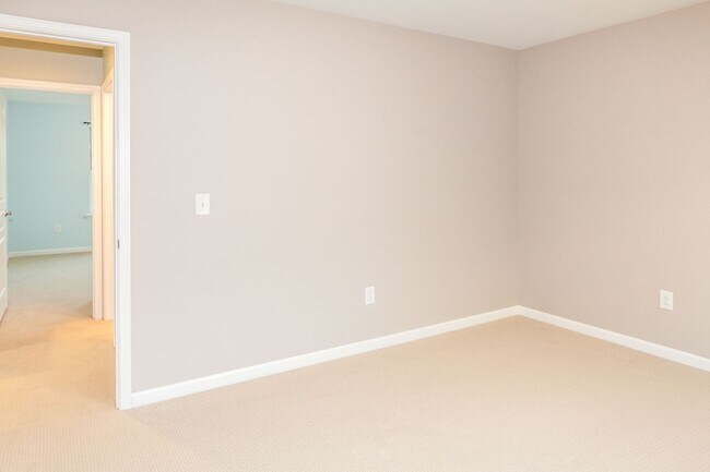 Building Photo - 5818 Glenmore Garden Dr