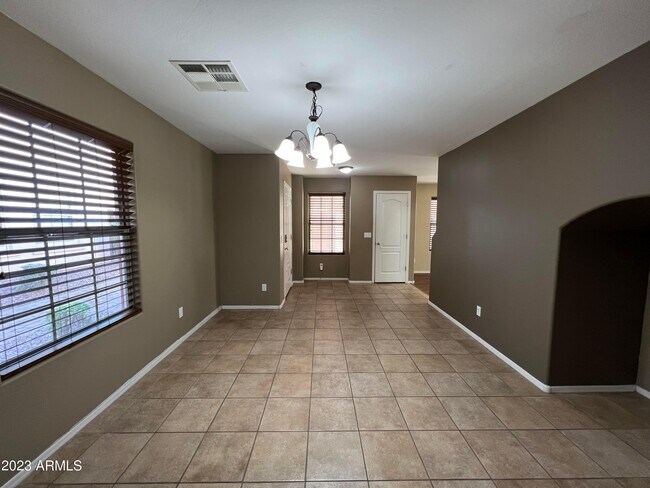 Building Photo - 2709 E Bart St