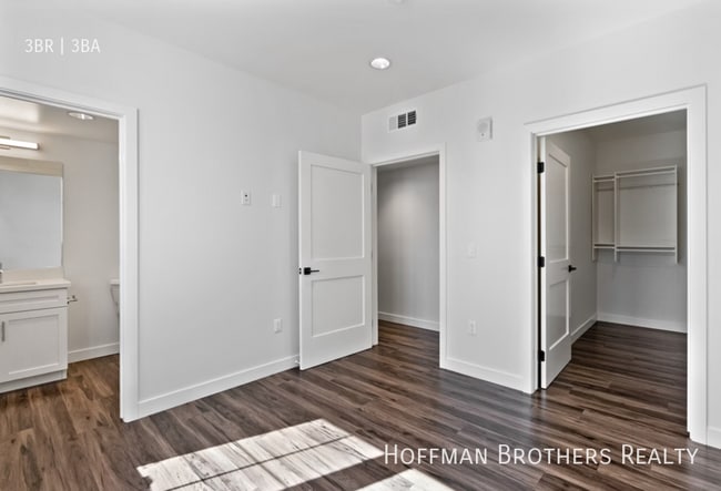 Building Photo - 5020 Woodman Ave Sherman Oaks, CA 91423