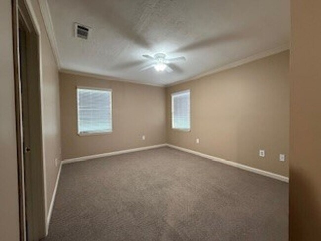 Building Photo - 4 Laura Dr