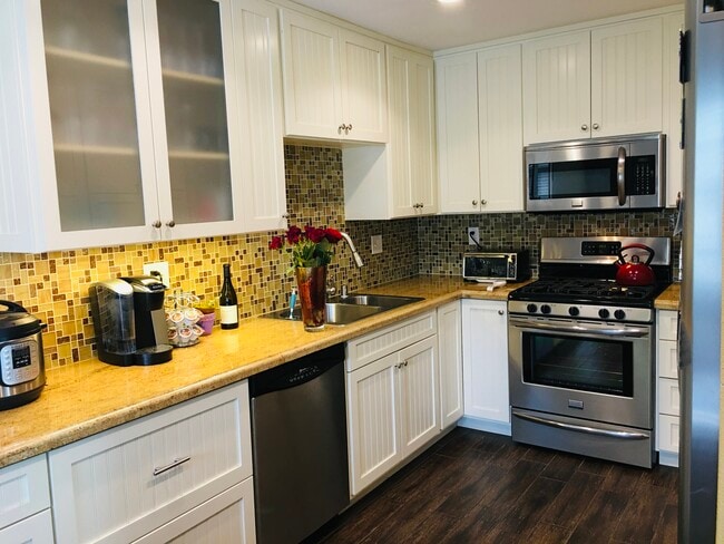 Building Photo - 2210 Canyon Dr