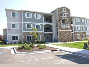 Building Photo - 161 W Ridge Rd
