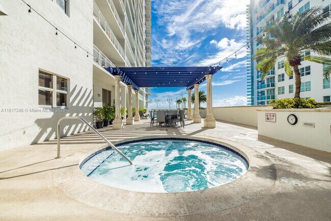 Building Photo - 1200 Brickell Bay Dr