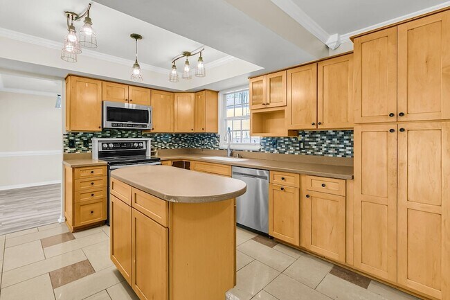 Building Photo - 121 Sully St