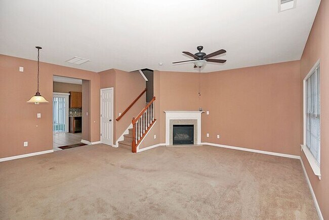 Building Photo - End Unit 3BD/2.5BA Townhome in Mill Creek!