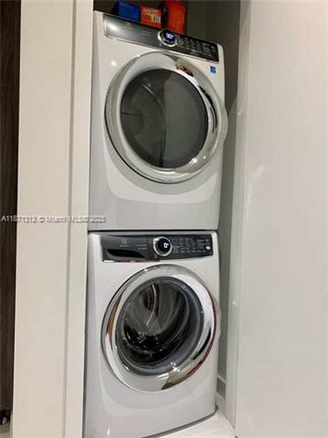 Building Photo - 851 NE 1st Ave