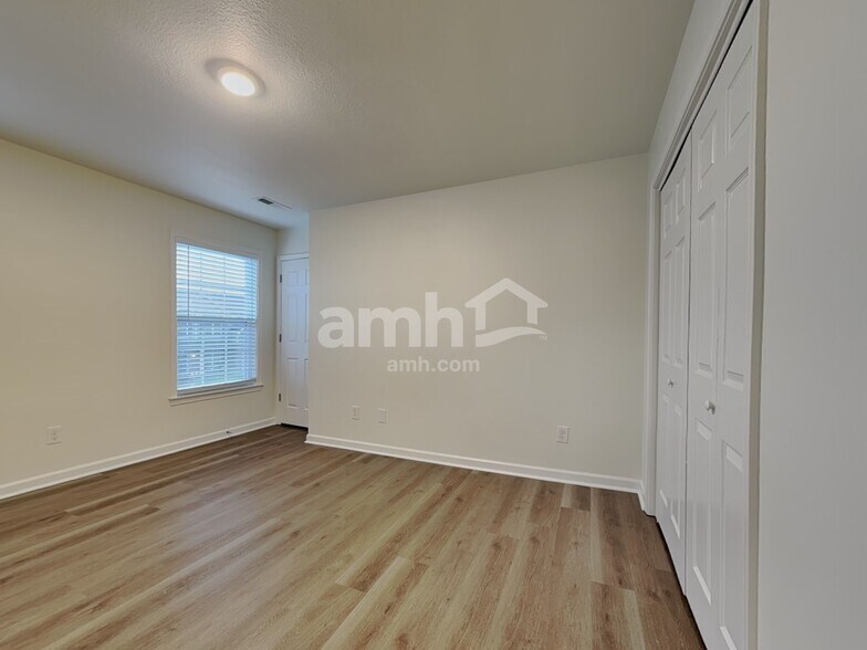 Building Photo - 1801 Point Wood Dr