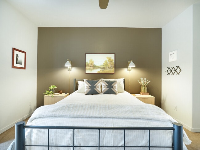 Building Photo - 190 E 7th Ave