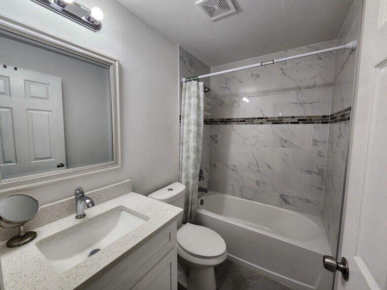 Building Photo - BEAUTIFUL 3 BR / 2 BA HOME RECENTLY REDUCED! MOVE IN SPECIAL 50% RECENTLY REDUCED!