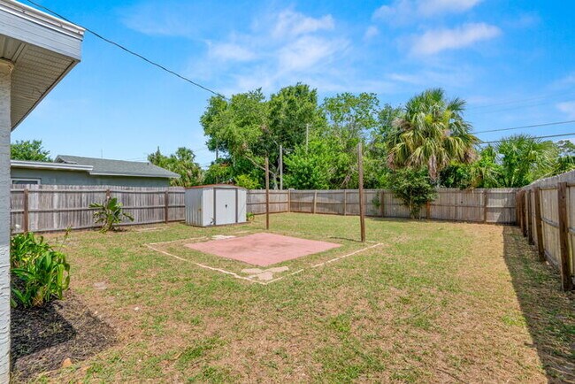 Building Photo - Home For Rent in St Petersburg!