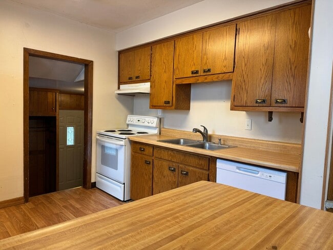 Building Photo - 5 Bedroom 3 bath - North Fargo