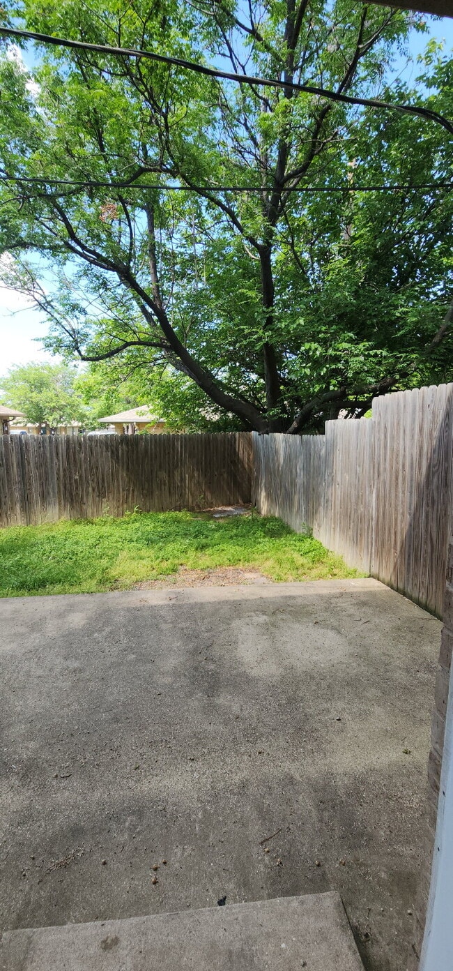 Building Photo - Now Leasing Charming 2 bedroom Townhome with garage & fenced backyard.  – 9110 White Settlement R...