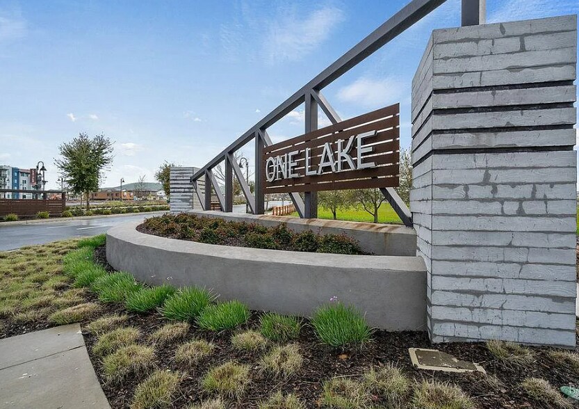 Building Photo - 2451 Lake Club Dr