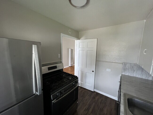 Building Photo - One Bed/One Bath Close to Woodlawn Lake Park