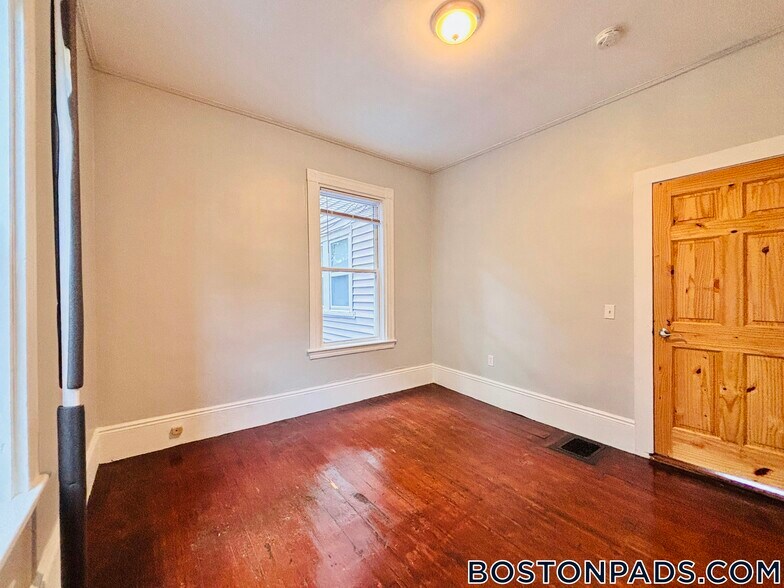 Building Photo - 52 Harvest St